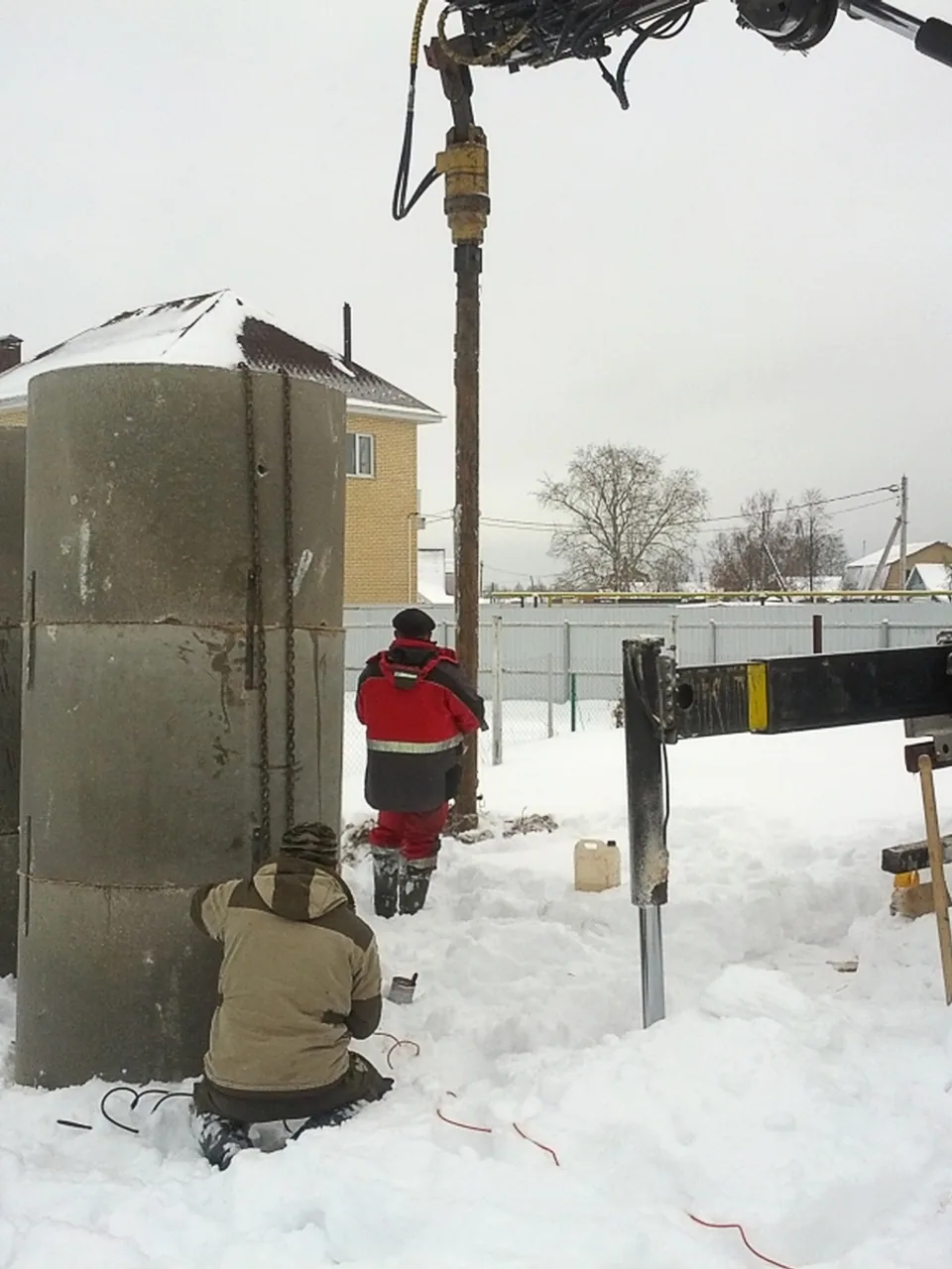 Монтаж питьевого колодца на 16 железобетонных колец в Заокском районе